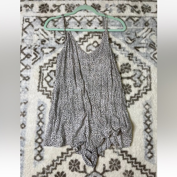 Victoria’s Secret Size M Cream Leopard Dot Print Strappy Vee Neck Sleep Romper - Picture 1 of 3